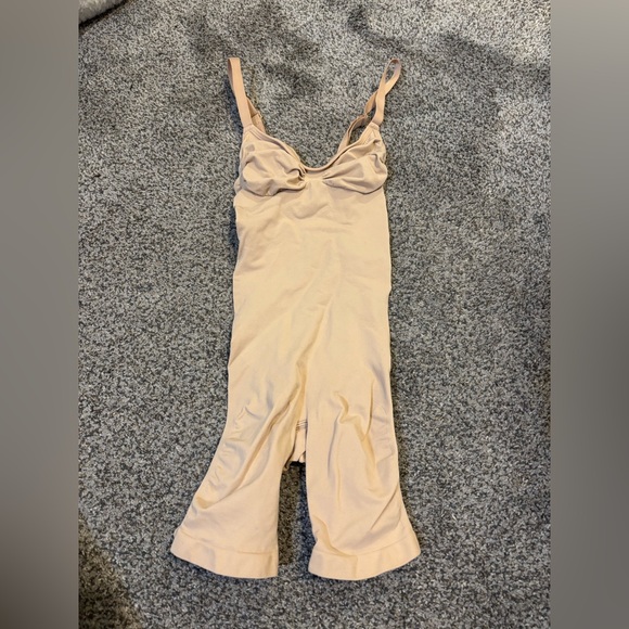 SKIMS Other - Skims Sculpting Bodysuit Romper